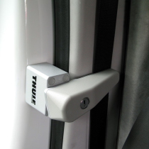 Thule Cab Lock -ohjaamon oven lisälukko, Sprinter