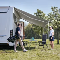 Thule Omnistor 9200 4.0m -kattomarkiisi hopeanvärisellä kotelolla