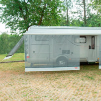 Fiamma Sun View XL -aurinkosuoja asennettuna Fiamma-markiisiin, vaaleanharmaa etuseinä suojaamassa auringolta ja tuulelta