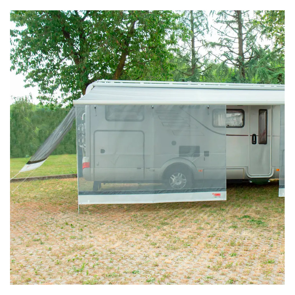 Fiamma Sun View XL -aurinkosuoja asennettuna Fiamma-markiisiin, vaaleanharmaa etuseinä suojaamassa auringolta ja tuulelta