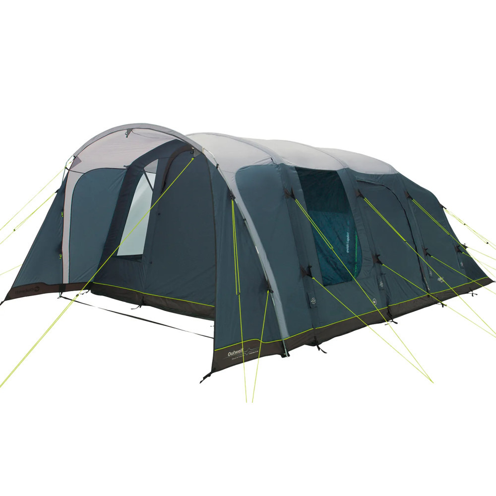 Outwell Colorado 6 Air -perheteltta pystytettynä luonnossa, näkyvissä sininen teltta, ovet ja tilavat sisätilat