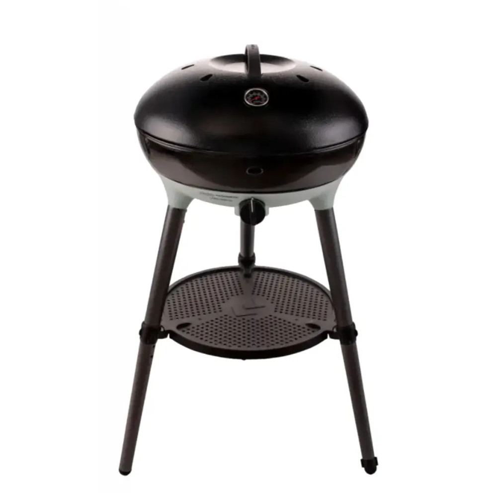 Cadac Carri Chef 50 BBQ -kaasugrilli, musta, Ø 46 cm grillipinta, käytettävissä pöytä- tai seisovana grillinä. Cadac Carri Chef 50 BBQ -kaasugrilli, musta, Ø 46 cm grillipinta, käytettävissä pöytä- tai seisovana grillinä.