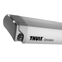 Thule Omnistor 9200 5.0m -moottoroitu kattomarkiisi hopeanvärisellä kotelolla